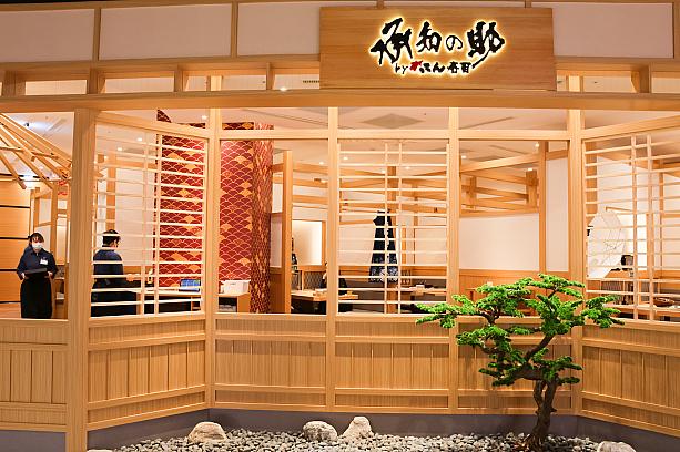 「個室で楽しめるグルメ系回転寿司」をコンセプトに、2025年3月にオープンしたばかりの「三井アウトレットパーク南港店」内に開店です。6階レストランフロアの一画にありますが、とてもモール内とは思えない和のムード漂う高級感あふれる造りになっています。