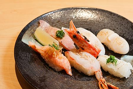<b>承知の助 炎(承知助 炎) 330元</b><br>生モノは苦手な方も楽しめる炙り系や黒毛和牛を使ったシャリ抜きのサーロイン手巻なんかもありますよ。炙りは魚の脂がじゅわ～っと口の中で広がって、これもまた美味♪