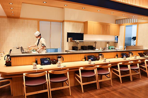 のれんをくぐれば、寿司職人さんが立つカウンター席がお目見えです。高級寿司店の風格！「いらっしゃいませ～」の掛け声が店内に響きます。1人でもカップルでも気軽に利用できそう♪(詳しくは下記でご紹介しますが、カウンターでもタブレットで注文というカジュアルさも◎)