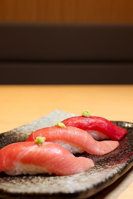 今が旬の黒マグロも要チェックです。<b>「本まぐろ赤身(黑鮪赤身)」100元/貫</b>はもちろん、<b>「本鮪中とろ(黑鮪魚中腹)」140元/貫</b>、<b>「本鮪大とろ(黑鮪魚大腹)」180元/貫</b>と勢揃い。本まぐろシリーズにはおろしたばかりの本わさびが添えられるのもうれしいっ♪