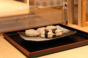 テーブルへ「どうぞ！」とサーブ