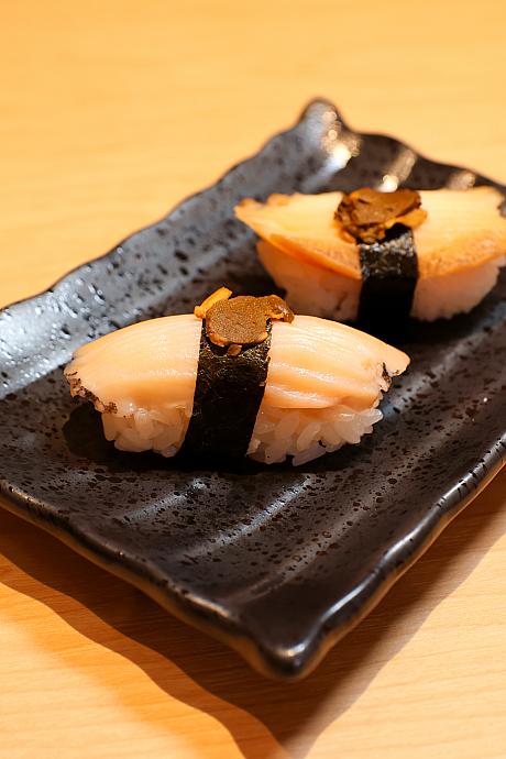 <b>「活アワビの握り(活鮑魚)」120元/貫</b><br>フレッシュな「活アワビの握り」。アワビは殻剥き前の下処理が重要ですが、細やかな仕事で余分な水分を取り除き新鮮なままテーブルへ。コリコリとした食感がたまりません♪添えられた肝は新鮮だからこそ臭みや苦みもなくいただけます。