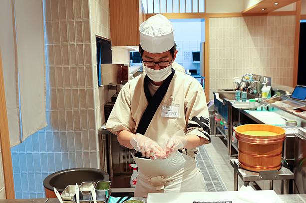 「承知の助(助承知by合點壽司)」のモットーは、寿司職人さんが食材魅力を最大限に引き出すべく1つ1つ握ってこだわりの1貫に仕上げること。