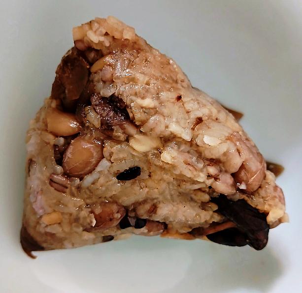 生産履歴が分かる豚肉などの材料を使っているので、安心です。そして、とってもおいしかったです！「神農市集」では、ドライフルーツやお茶、台湾コーヒーなどを販売しているお店もあるので、お土産探しにもいい場所ですよ～。