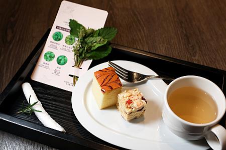 館内はハーブのいい香りが漂い、ウェルカムドリンク＆スイーツも用意されています。ハーブのプレゼントも心憎いおもてなしですよね！
