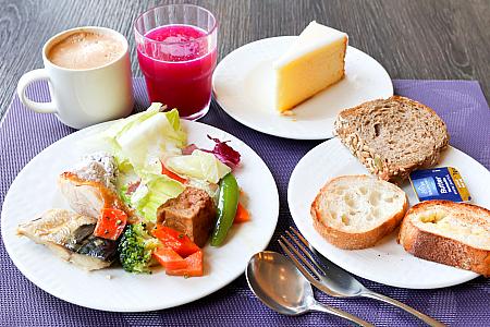 翌日の朝食はパンを制覇！そんなことしてたら絶対食べるべき卵を食べ忘れた……。あほすぎる