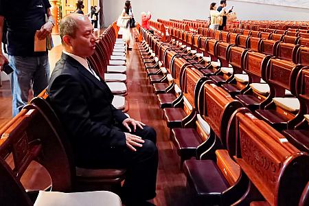 礼がしやすいように椅子の背が動く!荷物入れや経本置きなども完璧にデザインされています