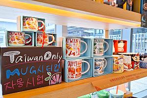 台鉄「花蓮」駅に入っているスターバックスでは花蓮限定グッズが購入できますよ！
