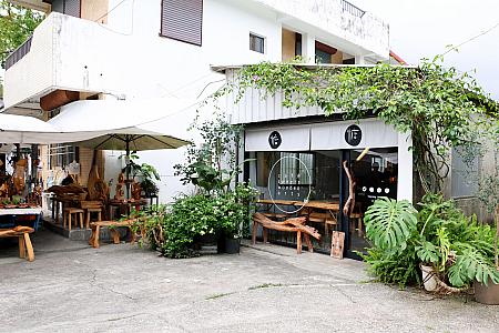 敷地外には素敵なカフェや台湾ヒノキを売っている車も！