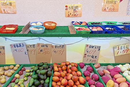 もちろんほかのマンゴーの種類もありました。この日は金煌芒果、玉文芒果、土芒果が並んでいましたよ～！