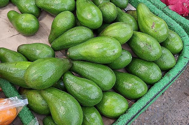 台湾ではアボカドは果物屋さんで販売していますよ～！