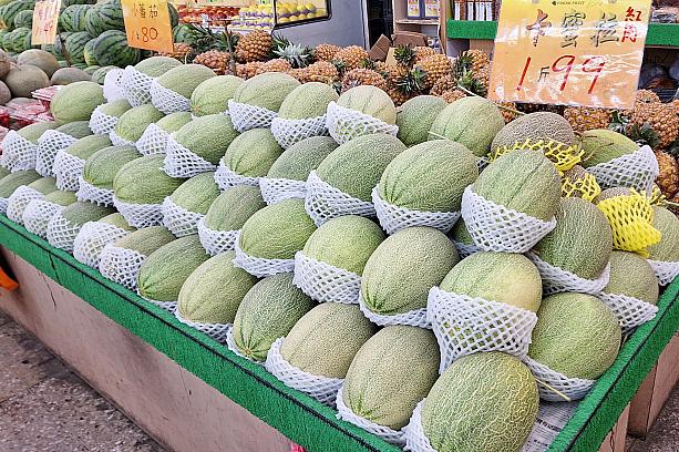 「卡蜜拉哈密瓜(カミラメロン)」はメロン界のエルメスのニックネームを持ち、贈答用として人気があります。西瓜のようにシャキシャキとした食感で、爽やかで甘みが強く、キャラメルやバニラのような甘い香りがあるのも特徴のひとつですよ～！
