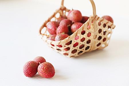 【台湾フルーツ】2025年夏の果物屋さんパトロール！旬の「玉荷包(ドラゴンライチ)」や各種マンゴーも並び始めています！ 玉荷包 ドラゴンライチ 台湾フルーツ 台湾果物 マンゴー 愛文マンゴーアップルマンゴー