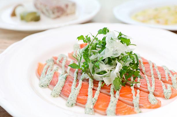 <b>招牌醃漬鮭魚佐茴香沙拉380元</b><br>House Cured Salmon, Fennel Salad<br>フレッシュサーモンをディル、シーソルト、砂糖で漬け込み、檸檬やフェンネルなどのスパイスで仕上げた爽やかな一皿は、フランス人の定番の前菜として知られています。ワインも進みそう～！