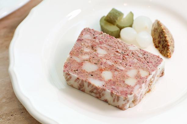 <b>鄉村肉派佐醃漬蔬菜與芥末籽280元</b><br>Pâté de Campagne, Pickles and Mustard<br>フランス伝統の味、パテ・ド・カンパーニュです。ポークをベースに多彩なスパイスを合わせたパテは、幾重にも重なる風味と香りが口いっぱいに広がります。パテを素朴な田舎風パンにつけてどうぞ。添えられたピクルスとマスタードで味にアクセントを加えることも忘れずに。ワインとの相性もバッチリの1皿です。