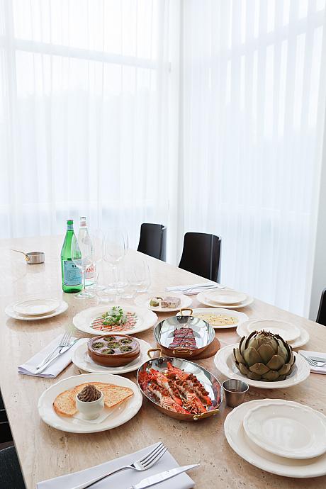 これらの料理を手掛けるのは香港出身の何卓濠(Percy Ho)シェフ。これまで香港の多数のミシュラン星付きレストランを経験してきたそうです。ランチはパスタやリゾット、サンドイッチなどの軽食をメインに、ディナーはシェアするのに最適な大皿料理がメニューをにぎわせます。それに合わせてテーブルは2～4人掛けがメインとなっています。