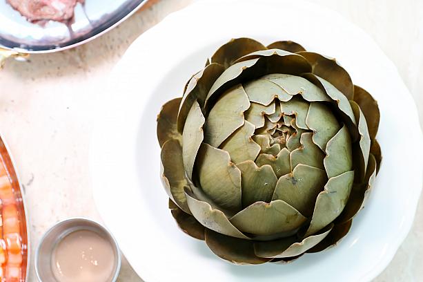 <b>整顆朝鮮薊佐大蒜鯷魚醬580元</b><br>Poached Whole Artichoke, Bagna Cauda<br>そんなテーブルを象徴する1皿がこちらのアンティチョークです。ヨーロッパでポピュラーな野菜は、若いつぼみのガクを1枚1枚はがして根元の実の部分を、その後は中心の花芯をいただきます。