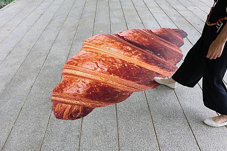 「Bonami」と「Rolling Dough」に行くなら、美術館の正面入口ではなく、南入口が最短の直通通路。足下のクロワッサンシールを目印に階段かエレベーターで2階へどうぞ～！