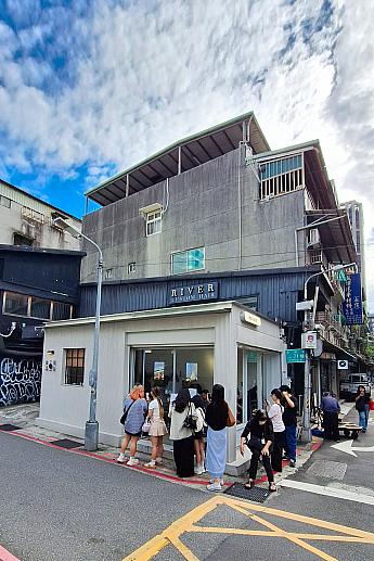 MRT「雙連」駅からすぐ近くにある「貨室甜品」。休日にはいつも行列ができる人気店です。台北ナビでもご紹介しているので、おなじみですよね。