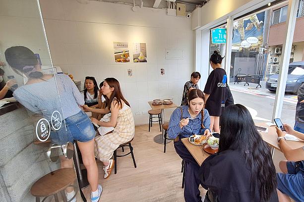 店内のレイアウトが少し変わって、カウンター席がなくなっています。1度に収容できる人数が少し多くなった感じがします！
