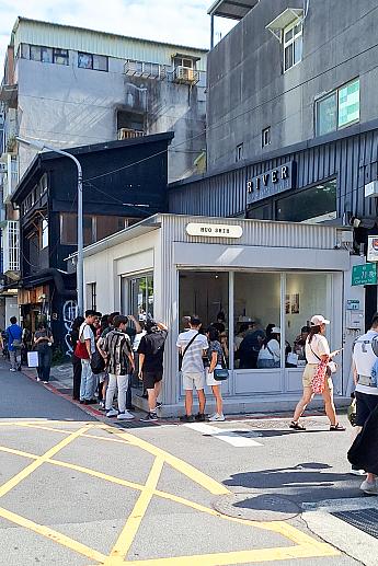 MRT「雙連」駅からすぐ近くにある「貨室甜品」。休日にはいつも行列ができる人気店です。台北ナビでもご紹介しているので、おなじみですよね。