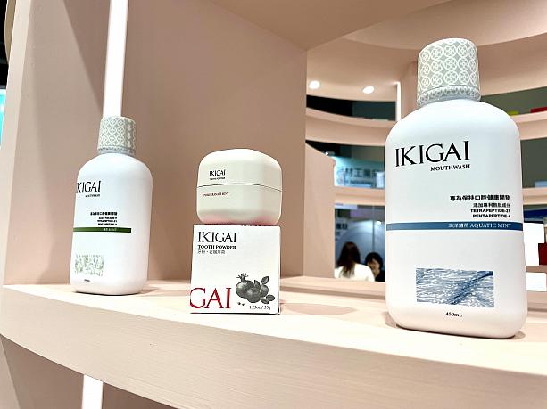 IKIGAI牙粉(粉歯磨き) 石榴薄荷(ざくろペパーミント)を使用してみました。粉歯磨きの付いた歯ブラシを口の中に入れた途端、ほんのりと漂う石榴×薄荷の香りで癒され、キメ細やかな泡立ちでとても爽快にブラッシングができます。普段から歯科医に強く磨き過ぎと注意されているナビですが、このキメ細やかな泡立ちを保つためそっと磨こうという気持ちになれる感覚でした♡