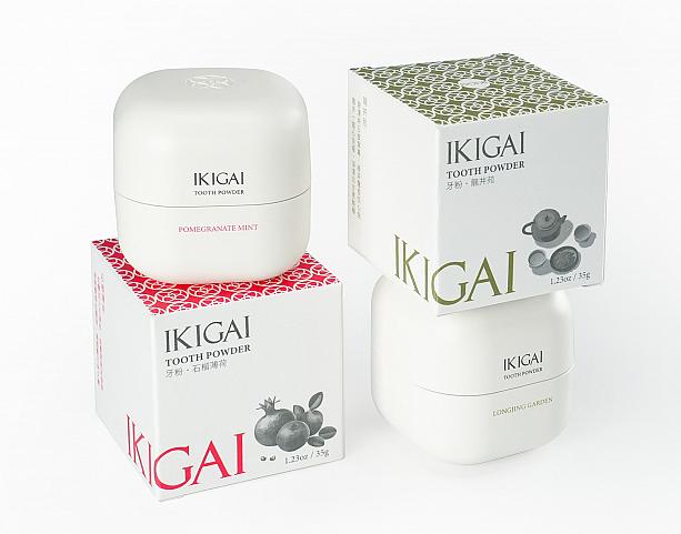 赤いパッケージは「IKIGAI牙粉(石榴薄荷)」、緑のパッケージは「IKIGAI牙粉(龍井苑)」です。手にとってみると明確にわかりますが、丸みを帯びた四角のコンパクトケースはシンプル且つハイクオリティで高級感があります<br>画像提供：CSD中衛