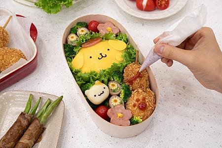 【日台友好】台湾ABC Cooking Studio限定！7/1～8/31「布丁狗的野餐日(ポムポムプリンのピクニックデー)」スペシャルレッスン開催！ ABCCookingStudio ABCクッキングスタジオ ポムポムプリン 布丁狗 台湾限定 エプロン ぬいぐるみ コラボ 風呂敷ピクニック