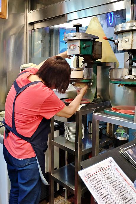 あとは席に着いて待つだけ。入口付近にある調理カウンター脇ではかき氷を削る様子が(勝手に)見学できますよ。