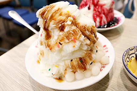 同じく雪片冰系列から、プリン＆白玉団子(布丁湯圓雪片)95元もオーダーしてみました。統一プリン(台湾版プッチンプリンといったところ)が別添えされ、ミルク氷にはキャラメルソースが。レトロ情緒を誘うスプレーチョコのトッピングもいい感じです。
