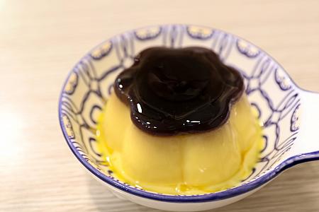同じく雪片冰系列から、プリン＆白玉団子(布丁湯圓雪片)95元もオーダーしてみました。統一プリン(台湾版プッチンプリンといったところ)が別添えされ、ミルク氷にはキャラメルソースが。レトロ情緒を誘うスプレーチョコのトッピングもいい感じです。