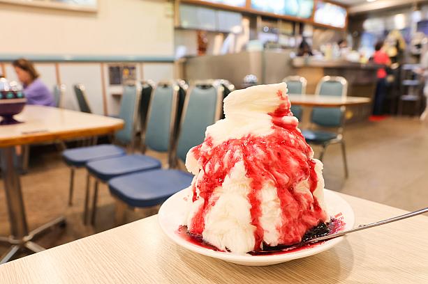 本日はこちらをチョイスしてみました！雪片冰系列から、マルベリー(桑椹雪片)90元。甘酸っぱい桑の実ソースがたっぷりとかけられていてミルク冰との相性抜群です。