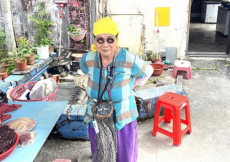 10歳の少女の頃から潜り始めたというお婆さんは御年75歳。表情もイキイキしていて話し方も体もとても健康！「こんなに曲がるのよ！」と身体の柔らかさも見せてくれました。やはり現役で頑張っていて覇気のある方には元気をもらえます！