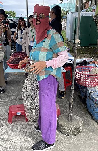 頭巾や磯メガネ(ゴーグル)は、お婆さんがご自身で手作りしたもの。手作り感がとてもチャーミングです。磯メガネは白水木(紋羽の木)からできていて、薄く柔らかく加工後もひび割れしにくく、乾燥後も変形しにくいことから水中メガネの原型として使われていたものです。このように付けますと見せてくれたのですが、海の中でこの姿はさまになるかと思います。が、陸で見てしまうとおちゃめな強盗にしか見えないですよね(笑)