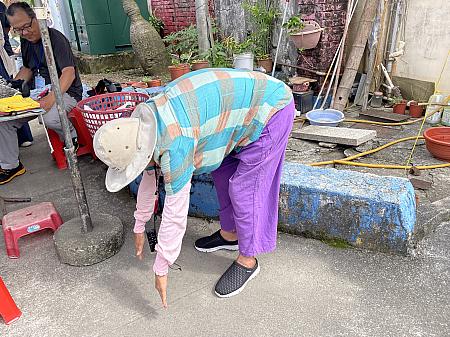 10歳の少女の頃から潜り始めたというお婆さんは御年75歳。表情もイキイキしていて話し方も体もとても健康！「こんなに曲がるのよ！」と身体の柔らかさも見せてくれました。やはり現役で頑張っていて覇気のある方には元気をもらえます！