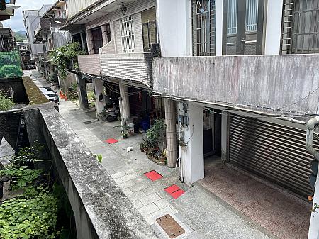 貢寮老街の規模はかなりこぢんまりとしていますが、建物の造りや鉄窓、装飾のある街並み、街猫に出合ったりと細部に目を向けてゆったり楽しむにはちょうど良い長閑な場所。台鐵(台湾鉄道)貢寮駅から歩いて10分ほどの距離に位置します。にぎやか過ぎない程度に活性化してほしいなぁと思いました。今後の展開に期待したいです！