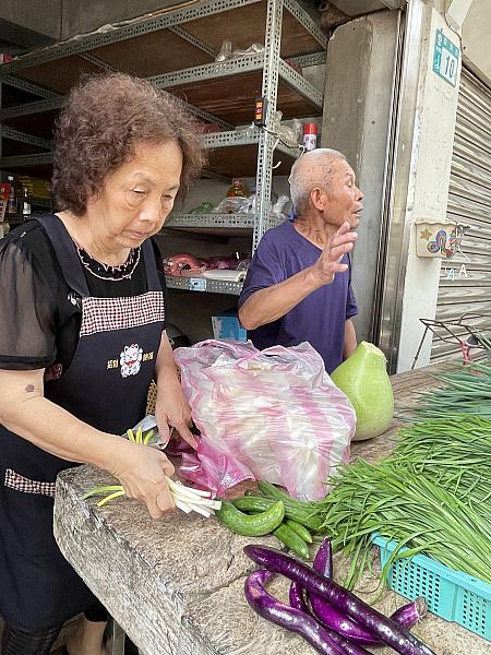 おじさんとおばさんが自分たちで作った野菜を販売していました。この地区で採れるという原生の自然薯もあり、冷凍で売られていたので商売への応援も込めて買って帰りました。この自然薯はとても柔らかく、一瞬お餅のような見た目と食感で口の中で蕩けました