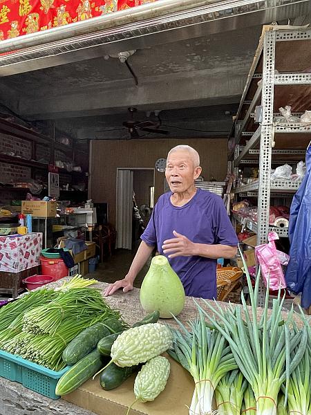おじさんとおばさんが自分たちで作った野菜を販売していました。この地区で採れるという原生の自然薯もあり、冷凍で売られていたので商売への応援も込めて買って帰りました。この自然薯はとても柔らかく、一瞬お餅のような見た目と食感で口の中で蕩けました