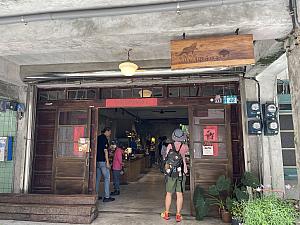 寮老街でナビがいちばん気に入ったのは「狸和禾小穀倉」という雑貨屋。水曜と土曜の10:00～16:00しか営業していませんが、ディスプレイやセレクトされている商品のセンスが良いです。よもぎや月桃などの薬草やマングースやアライグマなどの狸山動物の刺繍(台湾の在来動物たちがアイロン刺繍ワッペンになっているMIT商品)が販売されています