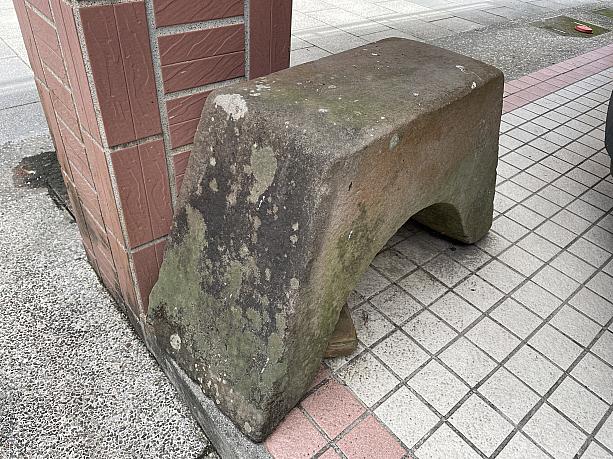 道の角に何気なく置かれていた石は、碾布石というもので昔、台湾の伝統的な染色の工程で染色した布に光沢を出す為に道具として使われていたものでした
