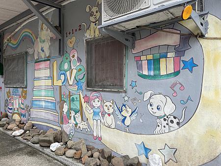 路地に入って行くと壁に愛らしいイラストの描かれたお家が。その下には家主が集めた石が並んでいました。家主のペットのうさぎちゃんたち♡
