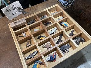 寮老街でナビがいちばん気に入ったのは「狸和禾小穀倉」という雑貨屋。水曜と土曜の10:00～16:00しか営業していませんが、ディスプレイやセレクトされている商品のセンスが良いです。よもぎや月桃などの薬草やマングースやアライグマなどの狸山動物の刺繍(台湾の在来動物たちがアイロン刺繍ワッペンになっているMIT商品)が販売されています