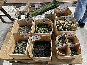寮老街でナビがいちばん気に入ったのは「狸和禾小穀倉」という雑貨屋。水曜と土曜の10:00～16:00しか営業していませんが、ディスプレイやセレクトされている商品のセンスが良いです。よもぎや月桃などの薬草やマングースやアライグマなどの狸山動物の刺繍(台湾の在来動物たちがアイロン刺繍ワッペンになっているMIT商品)が販売されています