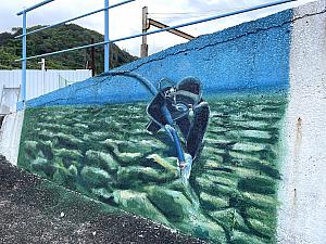 壁の絵は、九孔水槽の清掃、採取、餌やりと40年前からの養殖方法が描かれています