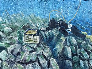 壁の絵は、九孔水槽の清掃、採取、餌やりと40年前からの養殖方法が描かれています