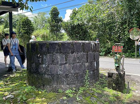 百年以上の歴史ある古井戸、昔は船に水を供給するために使われていたそう。商業港が土砂で埋まると河は外側へ移動し現在河との距離は200mほど。地形の変形に歴史が感じられます