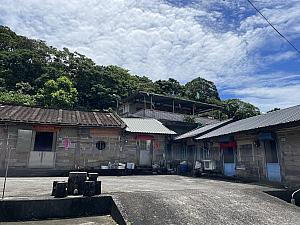 1979年に建てられた吳氏の三合院大宅(三合院とは、台湾の伝統的家屋で中央の庭を取り囲むようにして母屋と左右の建物が分かれている構造のもの)。面積は400坪にも及びます