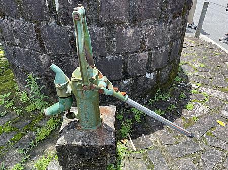 百年以上の歴史ある古井戸、昔は船に水を供給するために使われていたそう。商業港が土砂で埋まると河は外側へ移動し現在河との距離は200mほど。地形の変形に歴史が感じられます