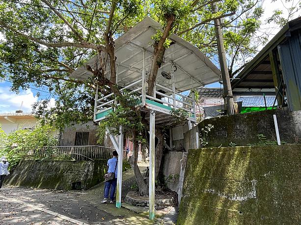 高床式倉庫のような造りのここは、秘密基地のような場所として使われているのだとか。秘密基地と聞いて、ナビも子供の頃に近所の友達と秘密基地を作って遊んでいたことを思い出しました笑