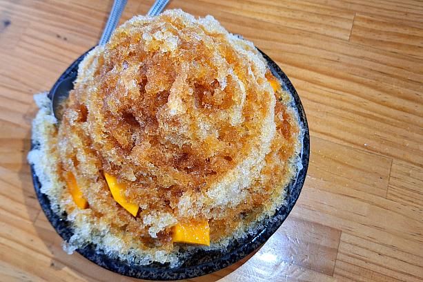 「黒岩」はビジュアルよりも味とクオリティー勝負！黒糖ソースが売りだからということもありますが、日本人的には主役のマンゴーちゃんが氷の下に隠れちゃっていますから。上から見ても横から見てもちょっぴりオレンジ色がのぞく程度なのが、かざりっけなしって感じで大好きです！